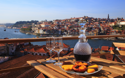 Portwein und Pastei de Nata in Port genießen
